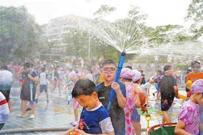 斗门区青少年泼水节拉开暑期欢乐周帷幕。.jpg