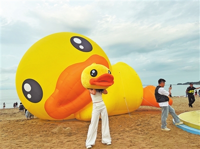 游客与小黄鸭合影。.jpg