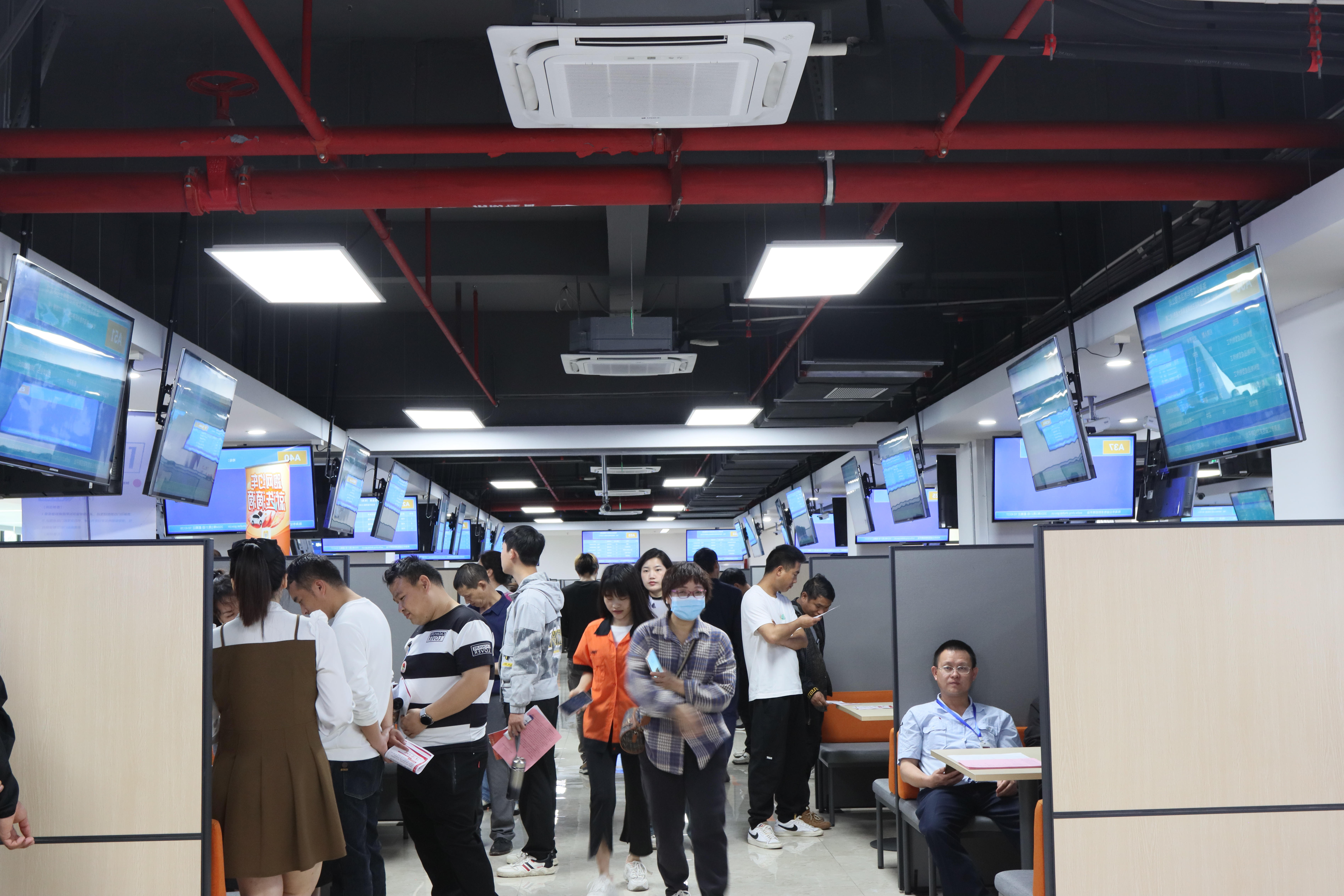 滚球投注人力资源市场现场招聘会.JPG