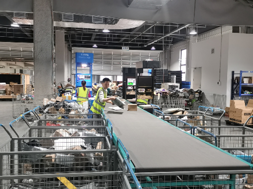 粤港澳物流园工作人员分拣发往香港的快递。.jpg