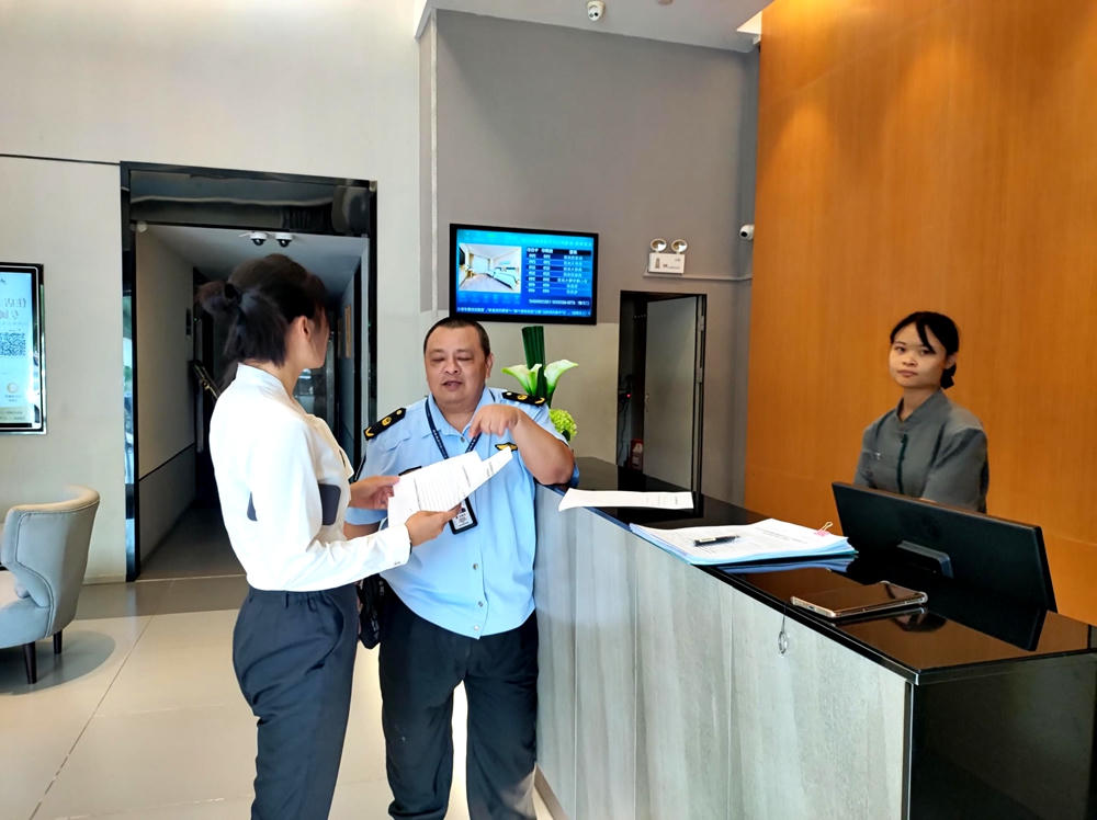 前山市场监督管理所对航展酒店进行检查.jpg