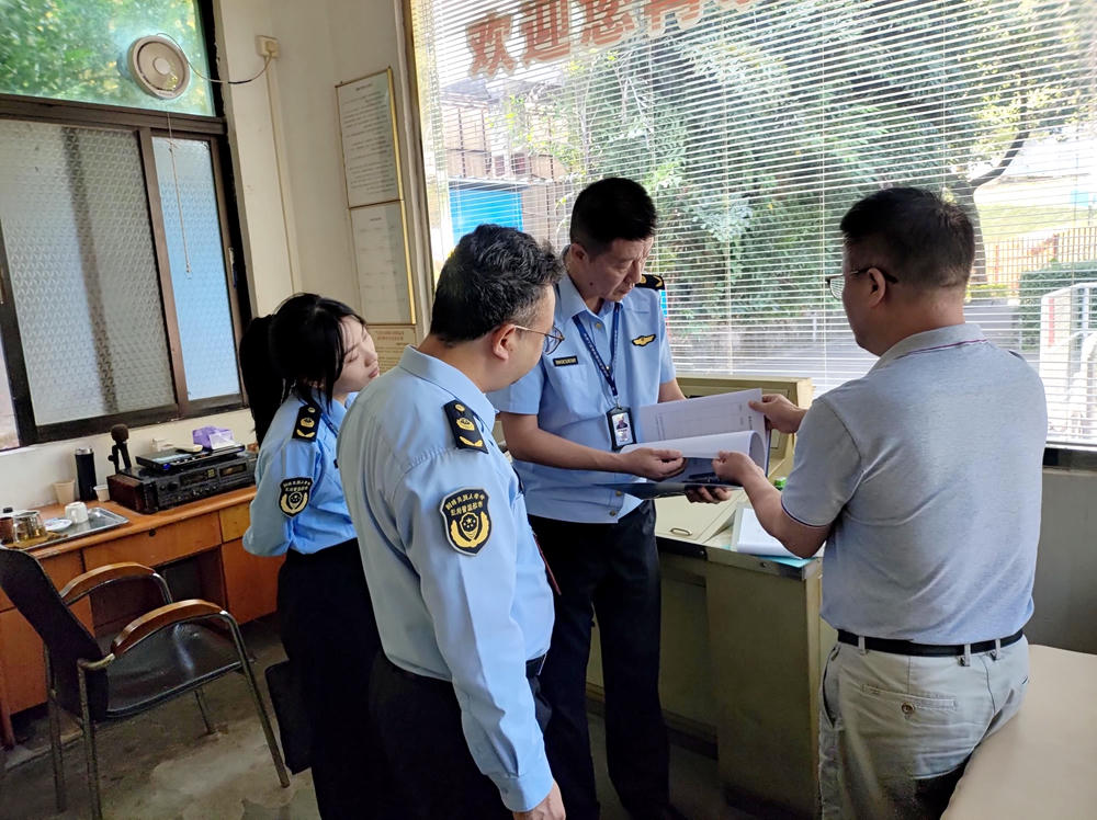 前山市场监督管理所对旅游景点特种设备进行检查.jpg