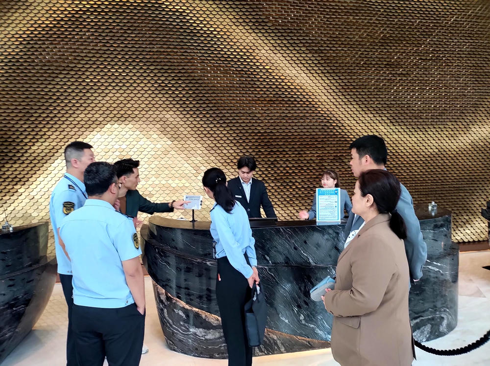 前山市场监督管理所对中海万丽酒店进行检查.jpg