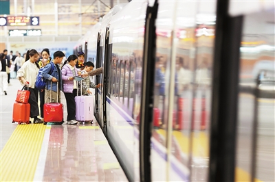 春运首日珠海站，踏上归途的旅客。.jpg
