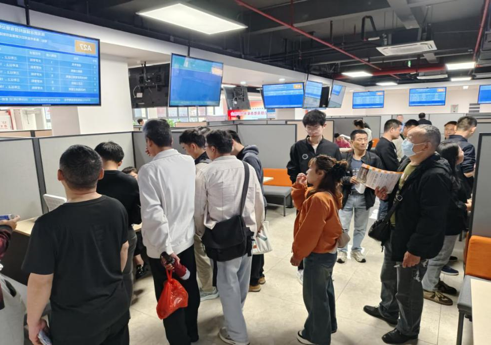 世界杯在线投注app人力资源市场招聘会现场.png