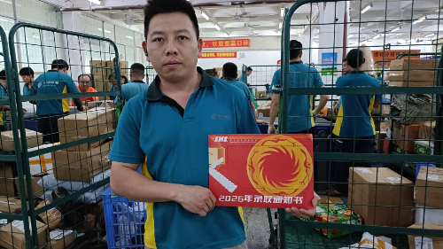 邮递员正有序投递高考录取通知书。.jpg