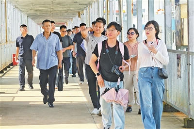 旅客即将登船。.jpg