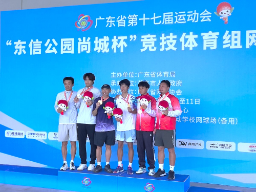 魏翔（左三）、陈俊豪（左四）领奖后合影。.jpg