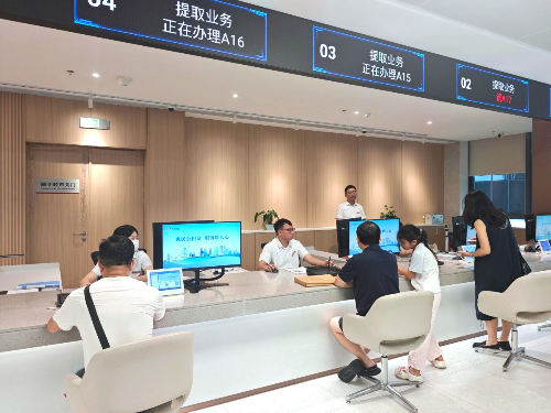 住房公积金使用赛事投注优化实施首日，不少市民选择线下大厅咨询办理提取业务。.jpg