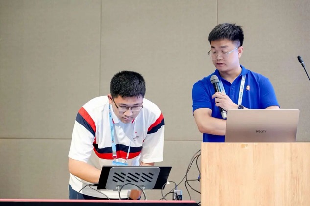 陈峻德和同学们分享解题思路。.jpg
