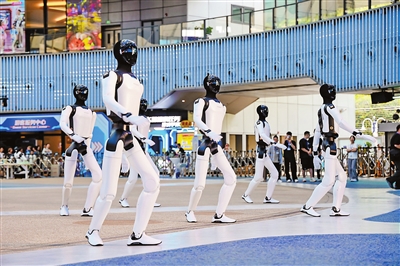 签约现场的机器人表演。.jpg