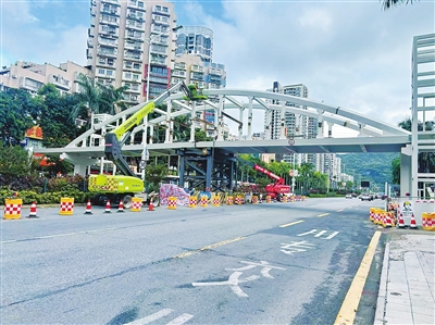 迎宾南路（联安路口）人行天桥正在进行焊接拼装作业。.jpg